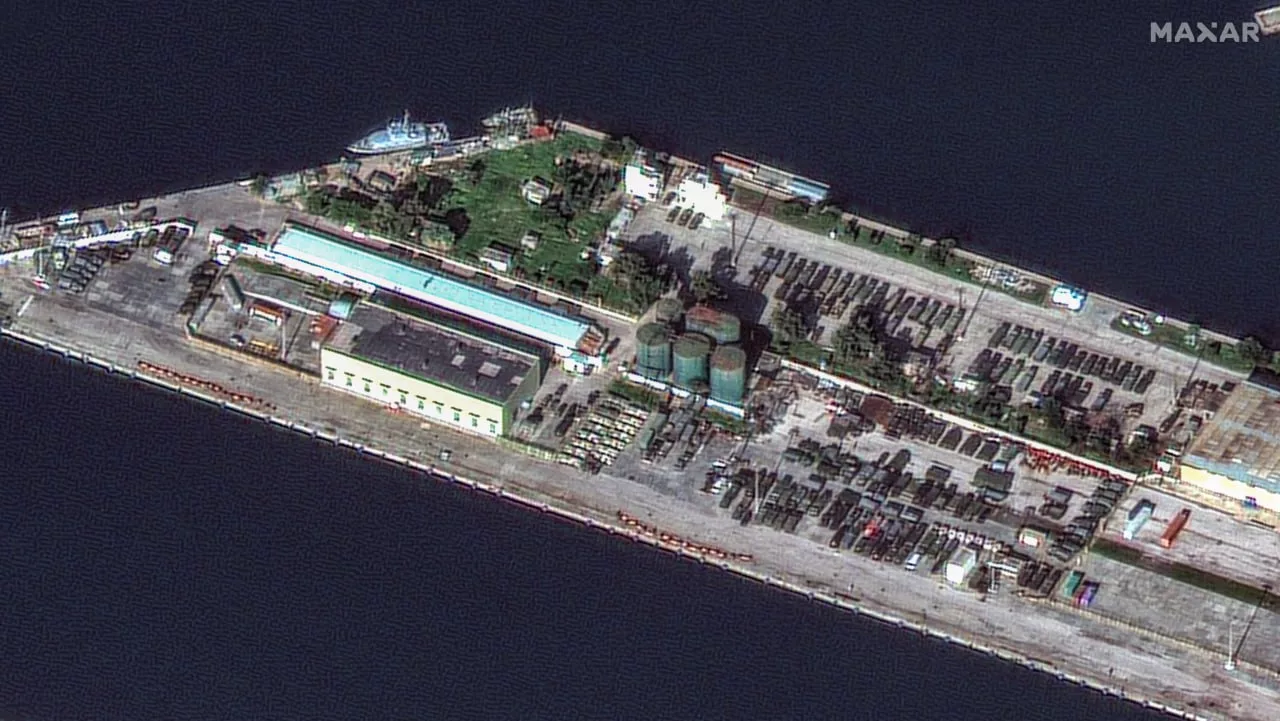 Российские корабли возле порта Тартус и сама территория порта с рядами военной техники, стянутой со множества других объектов ВС РФ, находившихся на территории Сирии