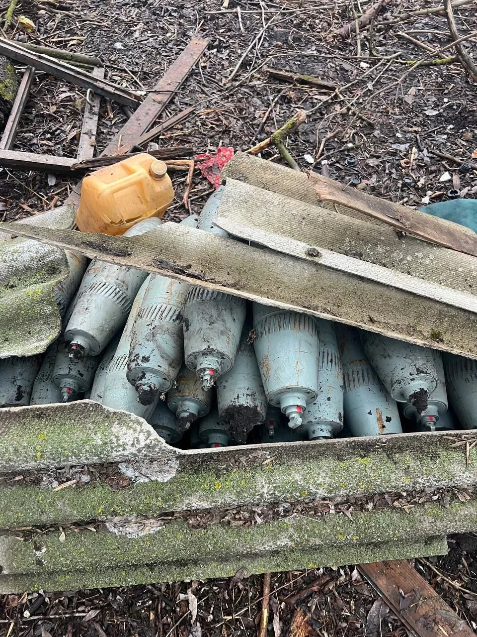 Когда в лесу можно найти не только грибы, а ещё и оставленные кем-то снаряды под шифером. Курская область