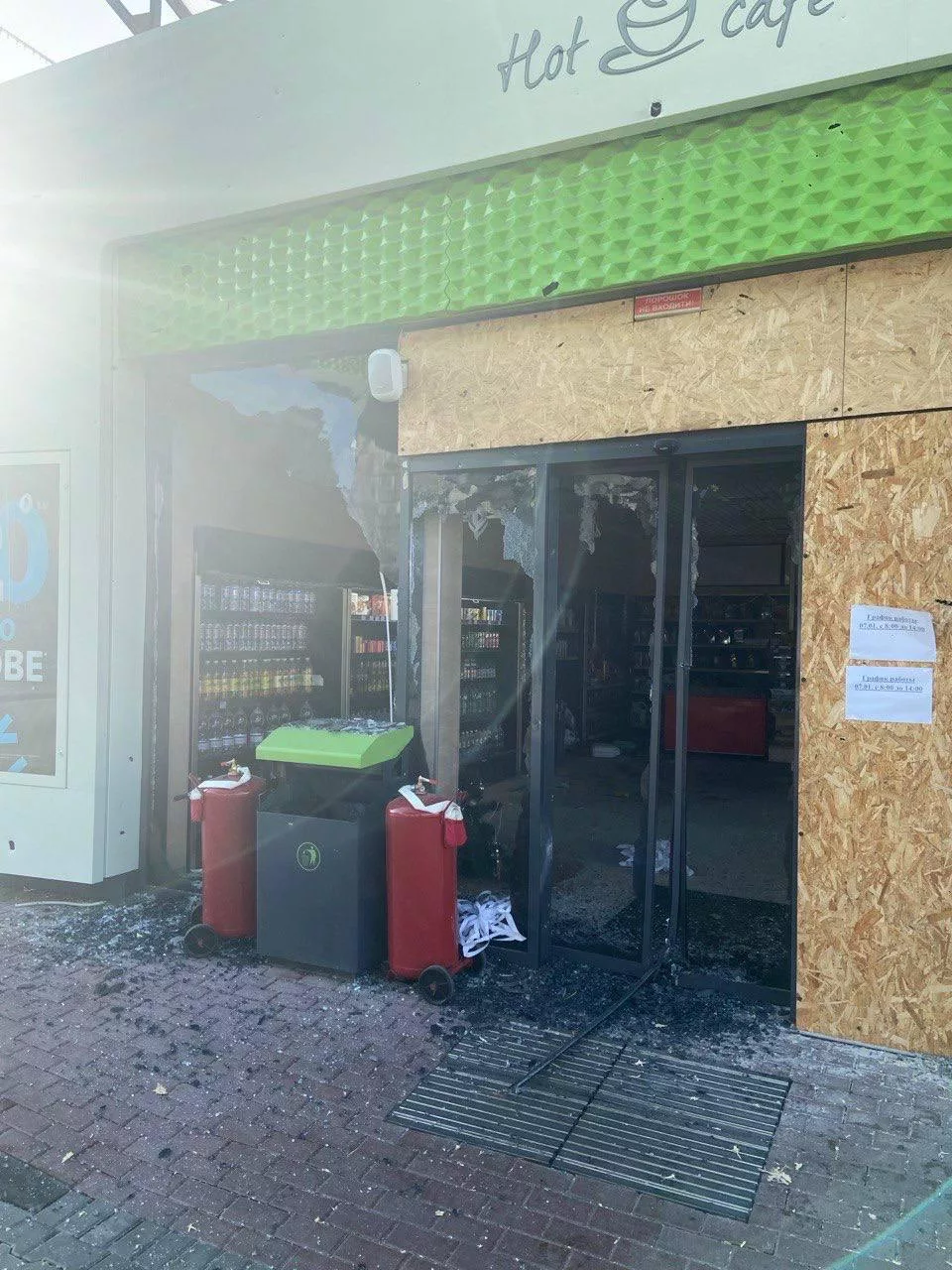 Один человек погиб, ещё четверо пострадали при обстреле ВСУ заправки в Новой Каховке