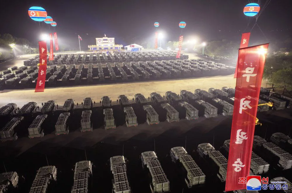 Военная разведка Южной Кореи сообщает, что армия Северной Кореи готовится развернуть в окрестностях Пхеньяна 250 единиц пусковых установок (ПУ) оперативно-тактических ракетных комплексов