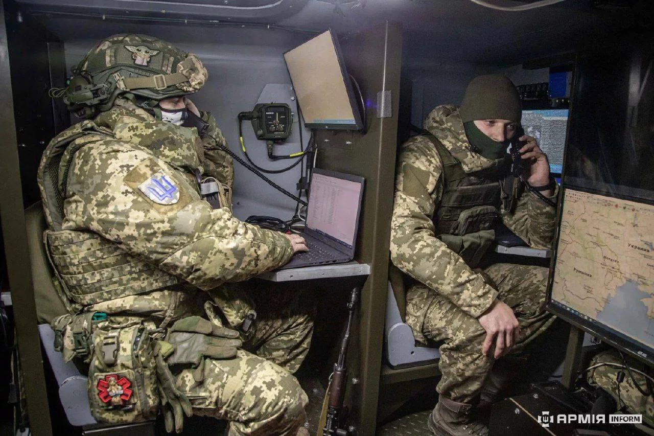 Использование противником трофейного бронеавтомобиля КамАЗ-53949 «Линза» качестве командно-штабной машины управления уровня «батальон-бригада» 117-й ОТМБр ВСУ