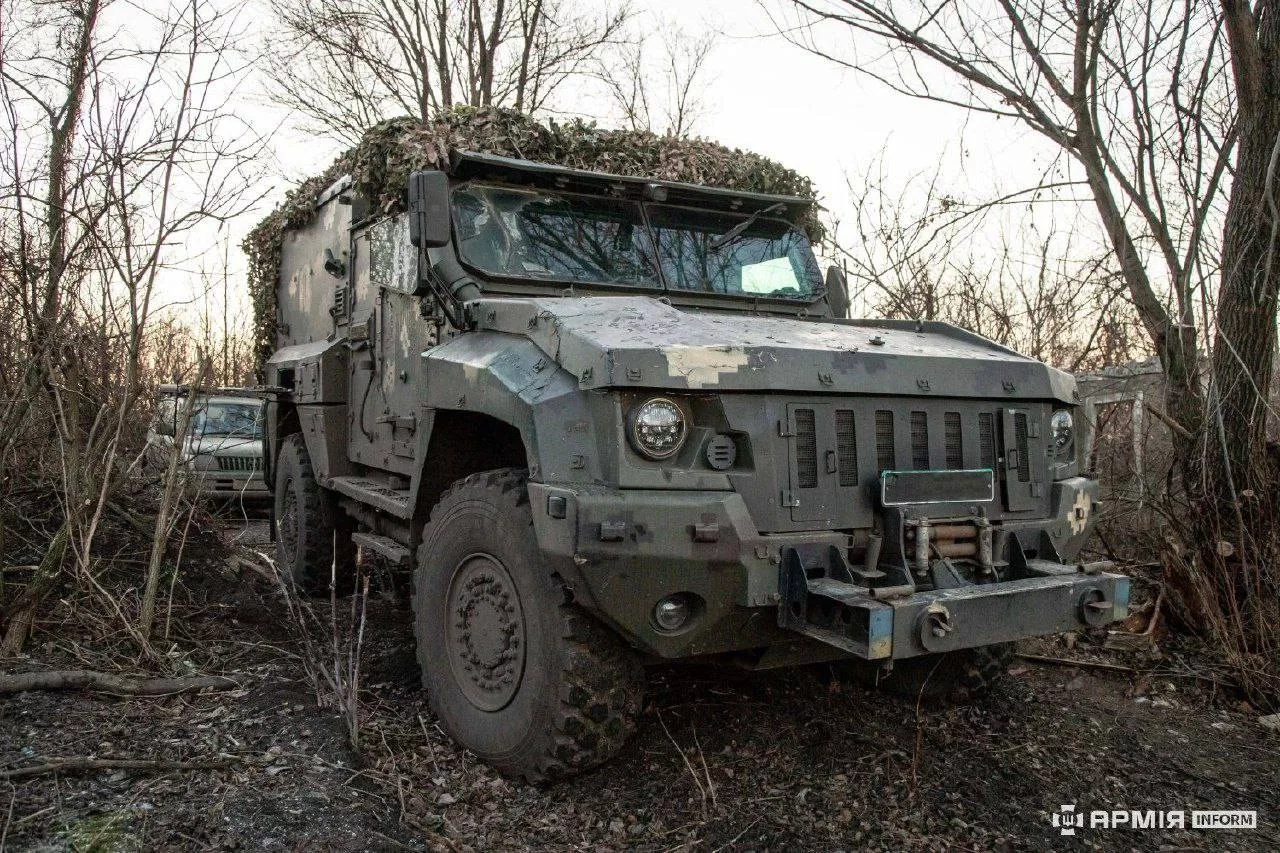 Использование противником трофейного бронеавтомобиля КамАЗ-53949 «Линза» качестве командно-штабной машины управления уровня «батальон-бригада» 117-й ОТМБр ВСУ