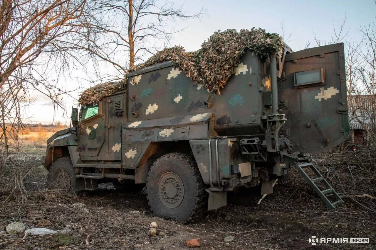 Использование противником трофейного бронеавтомобиля КамАЗ-53949 «Линза» качестве командно-штабной машины управления уровня «батальон-бригада» 117-й ОТМБр ВСУ