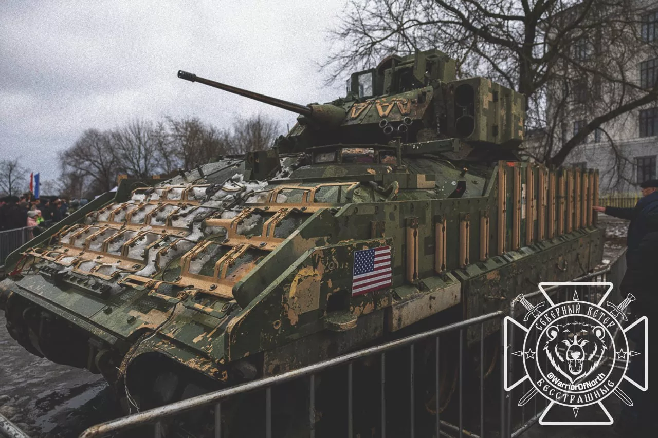 В Пскове на стоянке возле здания "областного центра семьи" открылась выставка трофейной техники