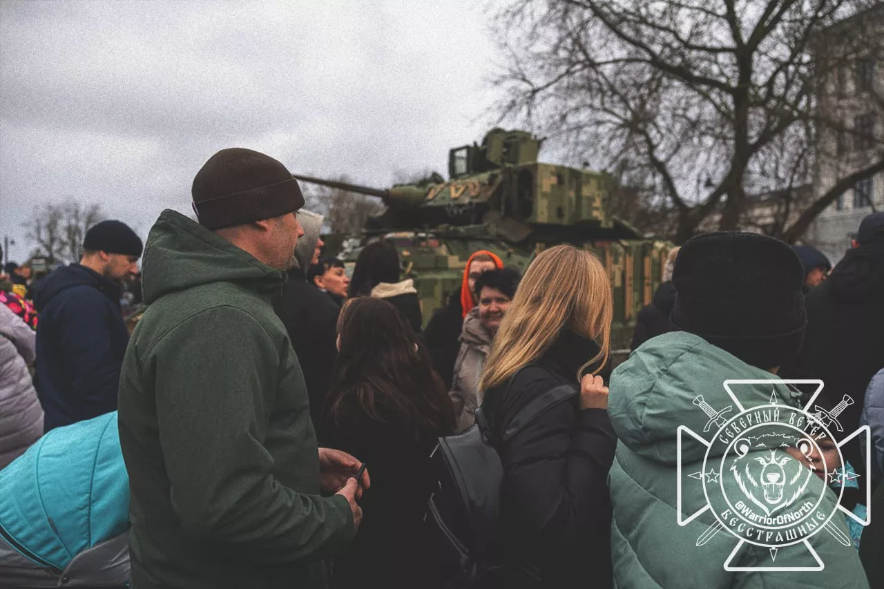 В Пскове на стоянке возле здания "областного центра семьи" открылась выставка трофейной техники