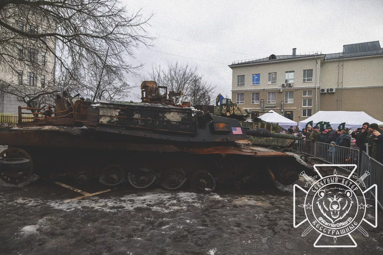 В Пскове на стоянке возле здания "областного центра семьи" открылась выставка трофейной техники