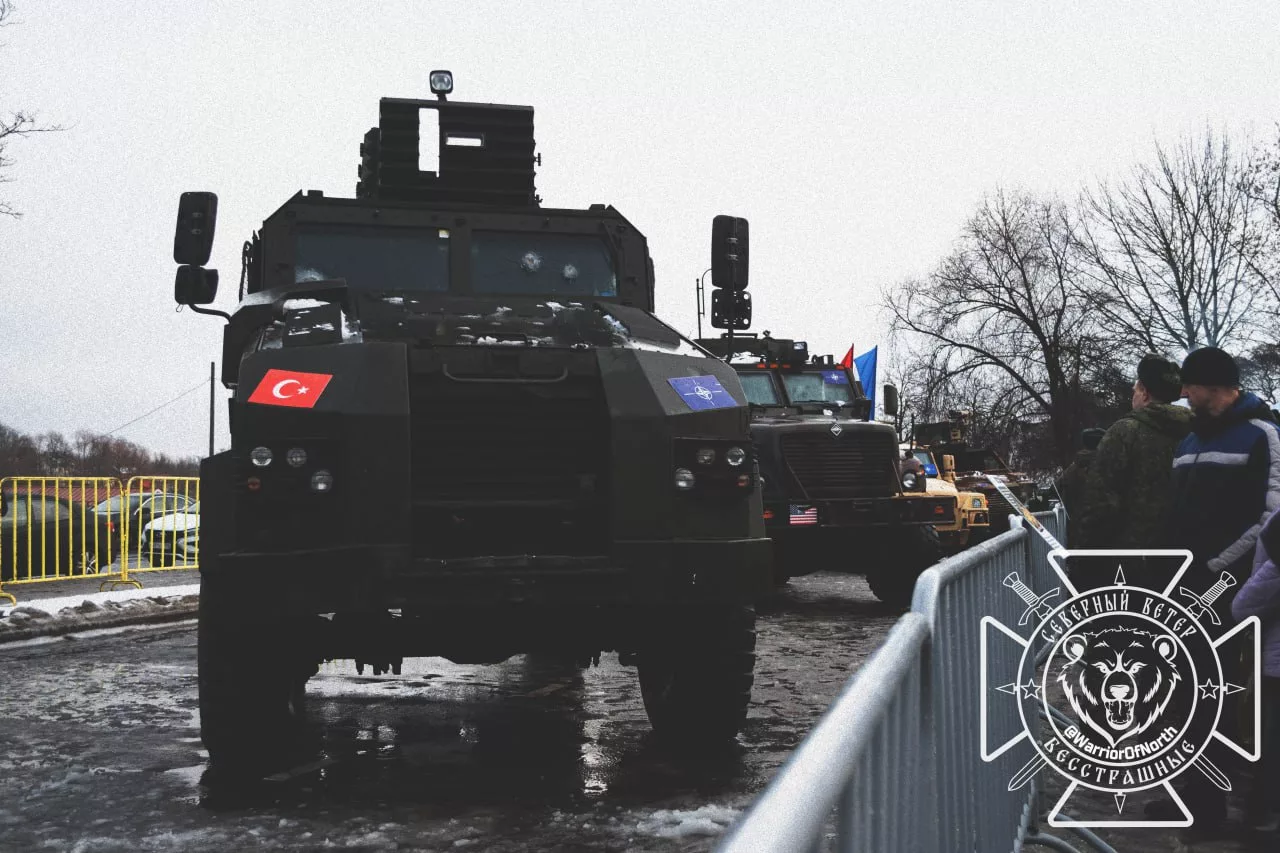 В Пскове на стоянке возле здания "областного центра семьи" открылась выставка трофейной техники