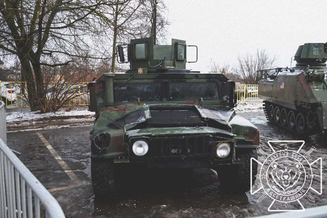 В Пскове на стоянке возле здания "областного центра семьи" открылась выставка трофейной техники