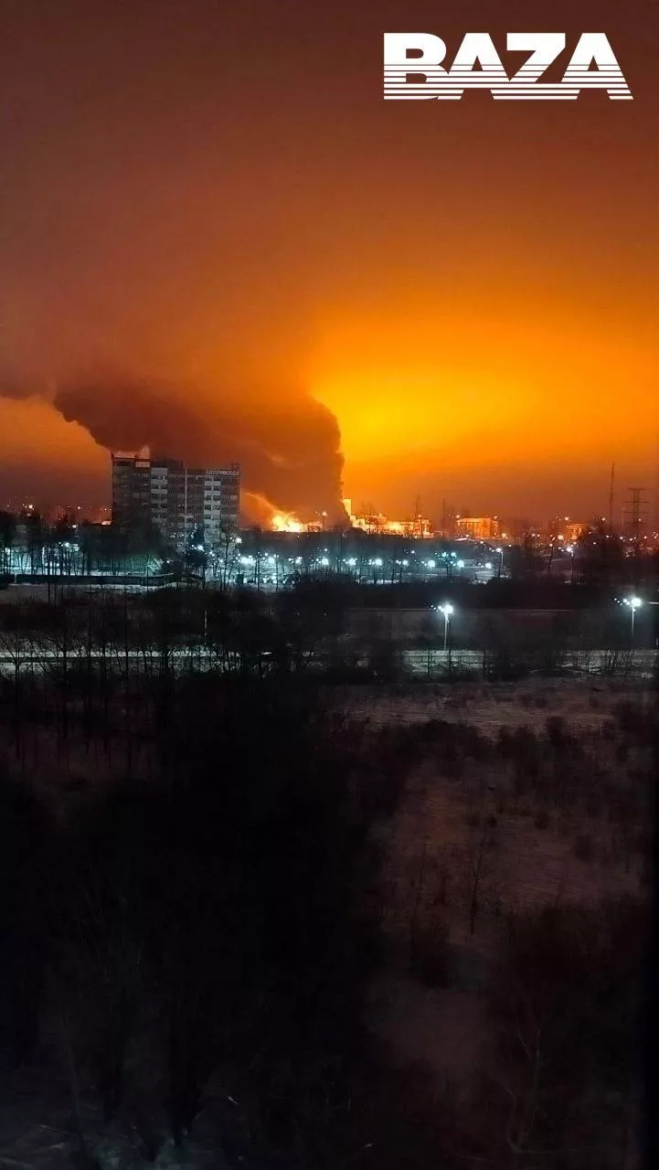 Глухие взрывы, затем пожар: в Гатчине Ленобласти полыхает промзона