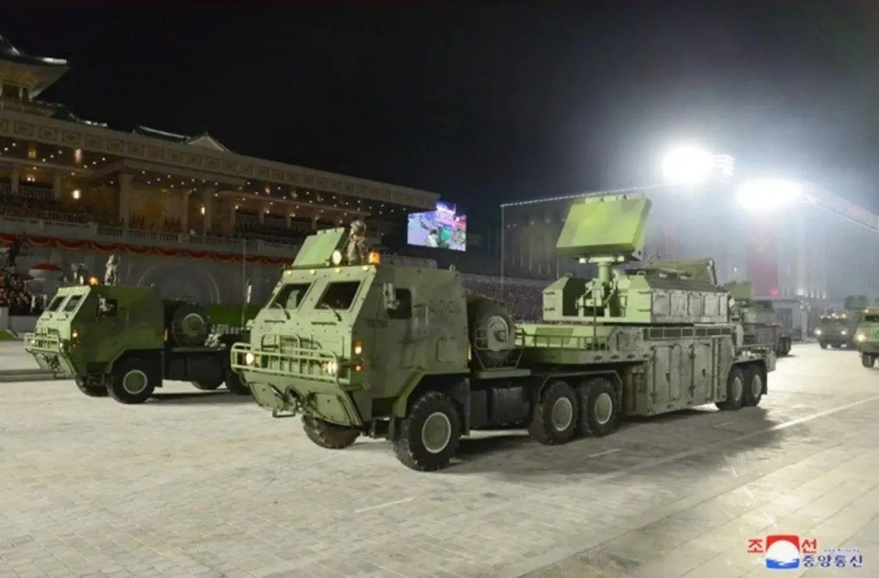 В продолжении темы военного сотрудничества между Россией и КНДР: судя по выложенным в Сеть кадрам, в российских боевых порядках были замечены северокорейский аналог ЗРК «Тор» на колесной базе