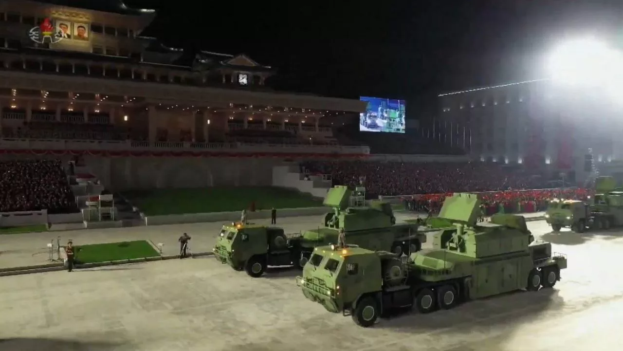 В продолжении темы военного сотрудничества между Россией и КНДР: судя по выложенным в Сеть кадрам, в российских боевых порядках были замечены северокорейский аналог ЗРК «Тор» на колесной базе