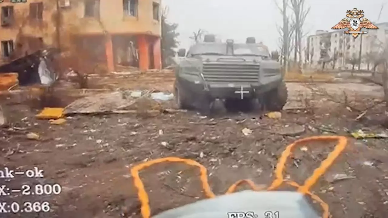 Очередные кадры охоты FPV-дронов на оптоволокне за украинской техникой на улицах Торецка