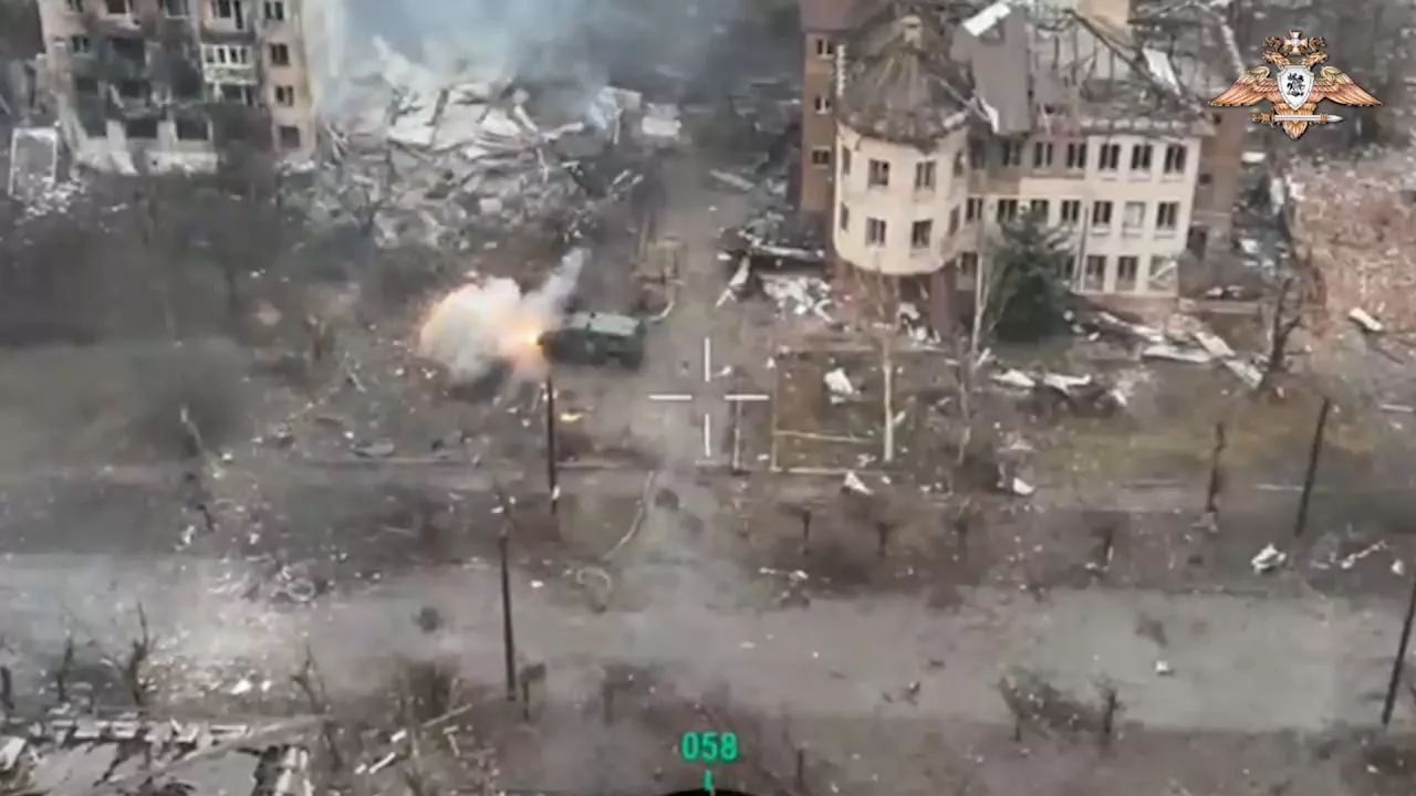 Очередные кадры охоты FPV-дронов на оптоволокне за украинской техникой на улицах Торецка