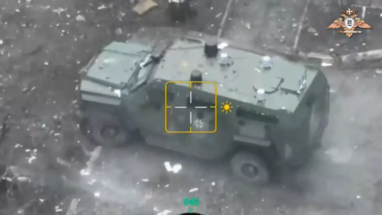 Очередные кадры охоты FPV-дронов на оптоволокне за украинской техникой на улицах Торецка