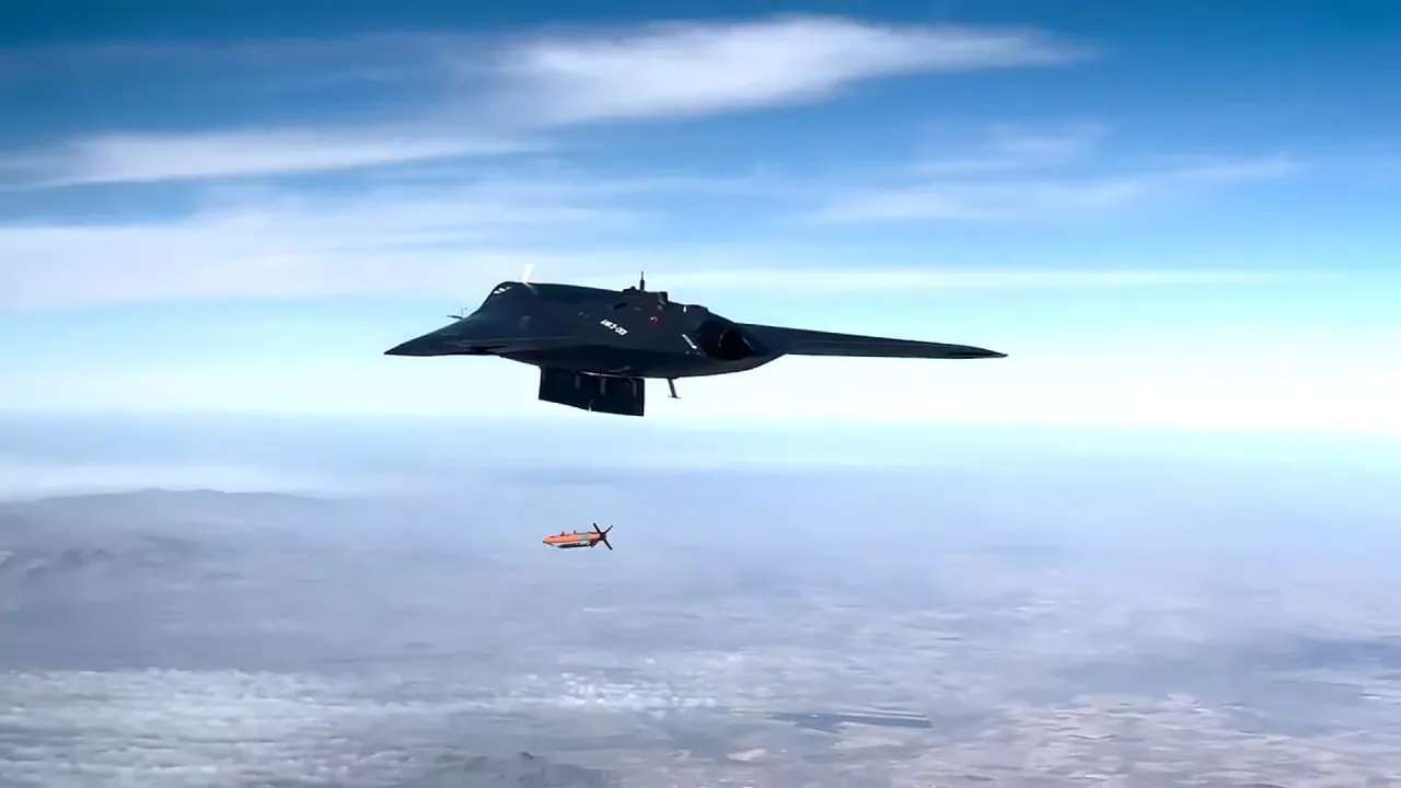 Кадры применения планирующей корректируемой авиабомбы TOLUN из внутреннего отсека турецкого малозаметного реактивного БПЛА ANKA III (Anka-3) в рамках испытаний