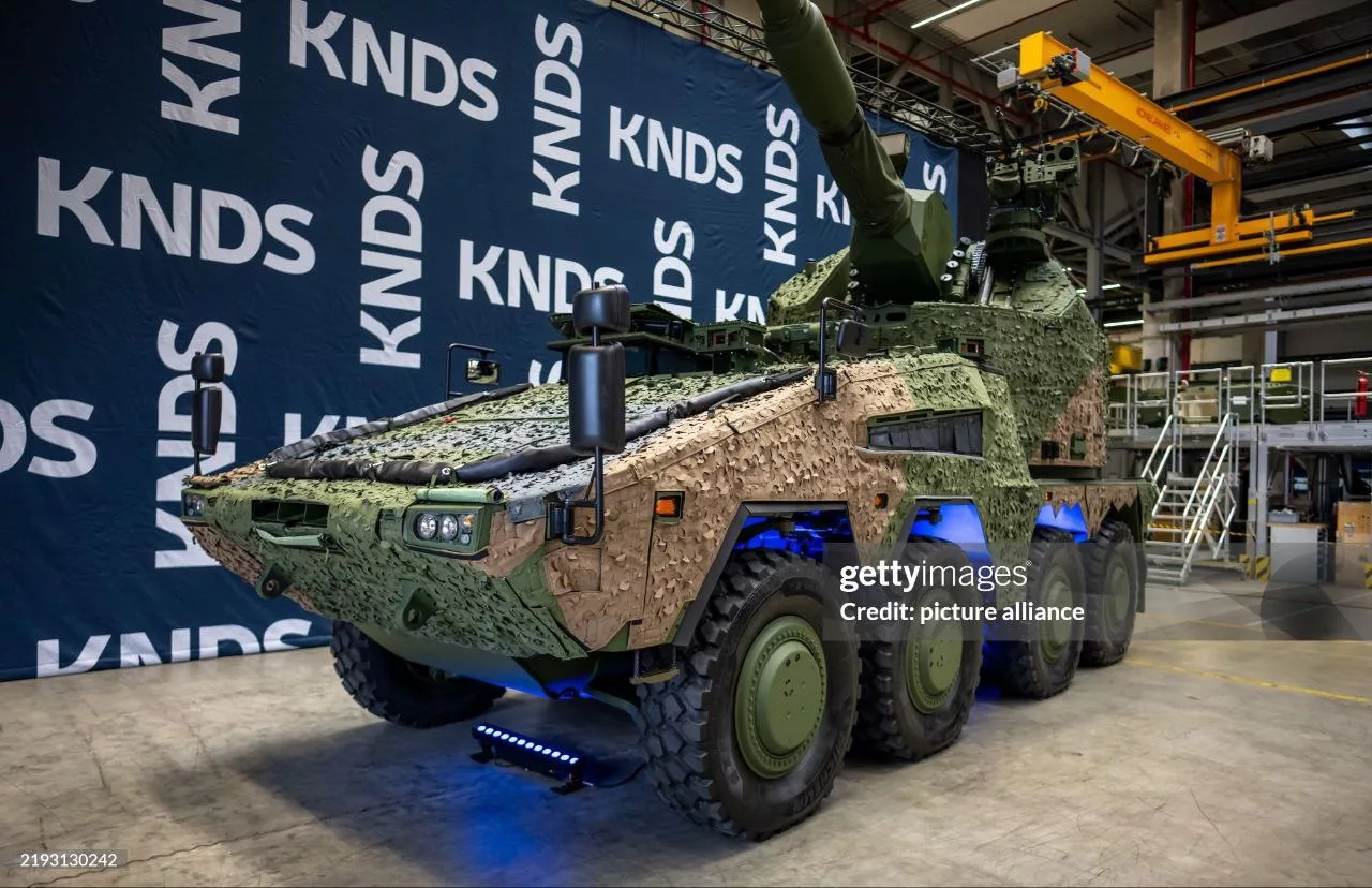 Фото первой переданной Украине 155-мм колесной САУ RCH 155 производства ФРГ, которая будет использоваться ВСУ для обучения на территории Германии пока идет производство данных самоходок для поставок на Украину