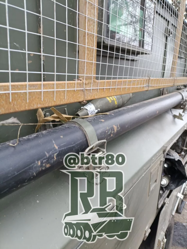 Вражеский FPV-дрон попал между защитной сеткой и кузовом российской техники, но не сдетонировал. Термобар западного производства дал сбой