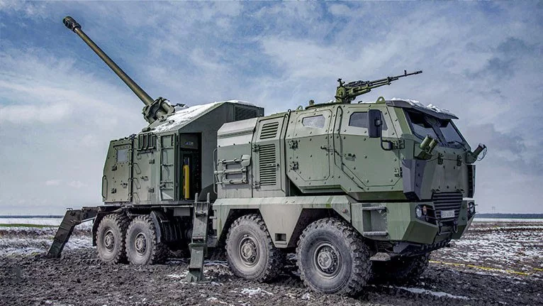 Сербская 155-мм самоходная артиллерийская установка NORA B-52 M21 построенная на шасси военного грузовика 8x8 MAN SX45 с бронированной кабиной