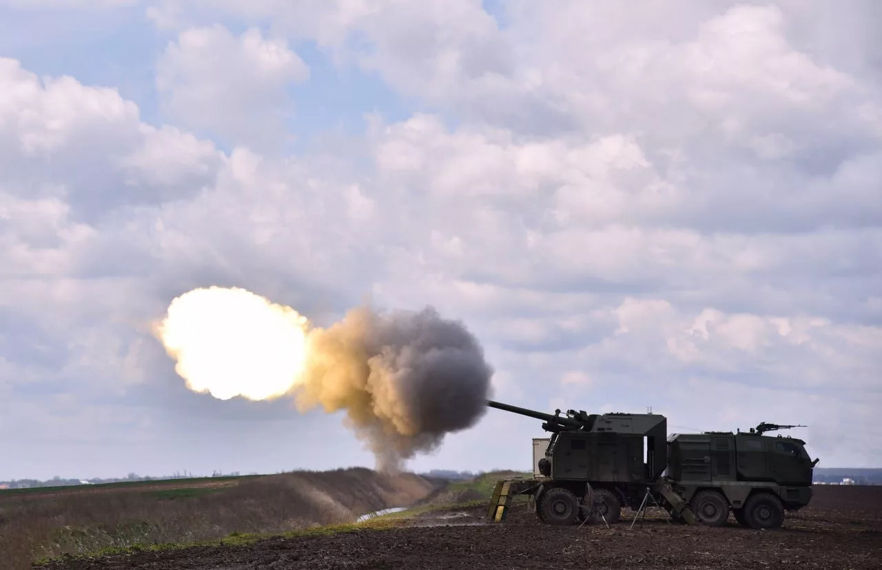 Сербская 155-мм самоходная артиллерийская установка NORA B-52 M21 построенная на шасси военного грузовика 8x8 MAN SX45 с бронированной кабиной