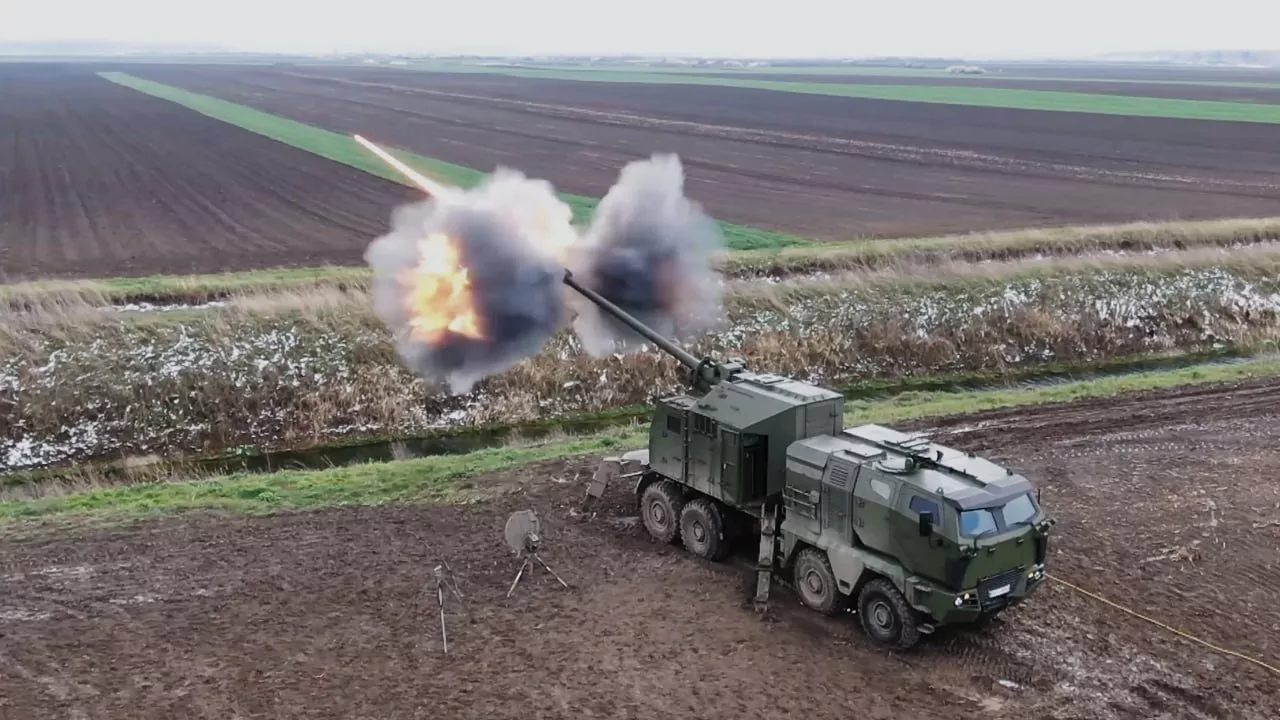 Сербская 155-мм самоходная артиллерийская установка NORA B-52 M21 построенная на шасси военного грузовика 8x8 MAN SX45 с бронированной кабиной