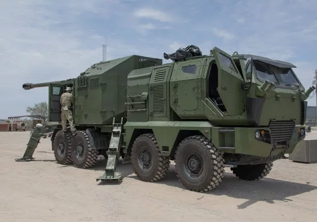 Сербская 155-мм самоходная артиллерийская установка NORA B-52 M21 построенная на шасси военного грузовика 8x8 MAN SX45 с бронированной кабиной