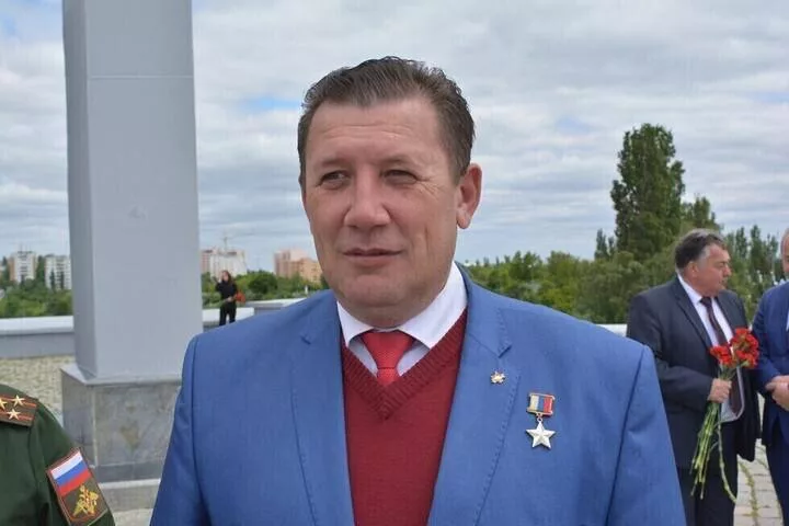 Подростка из Саратовской области подозревают в подготовке убийства Героя России Александра Янкловича. Он пришёл к его дому с молотком