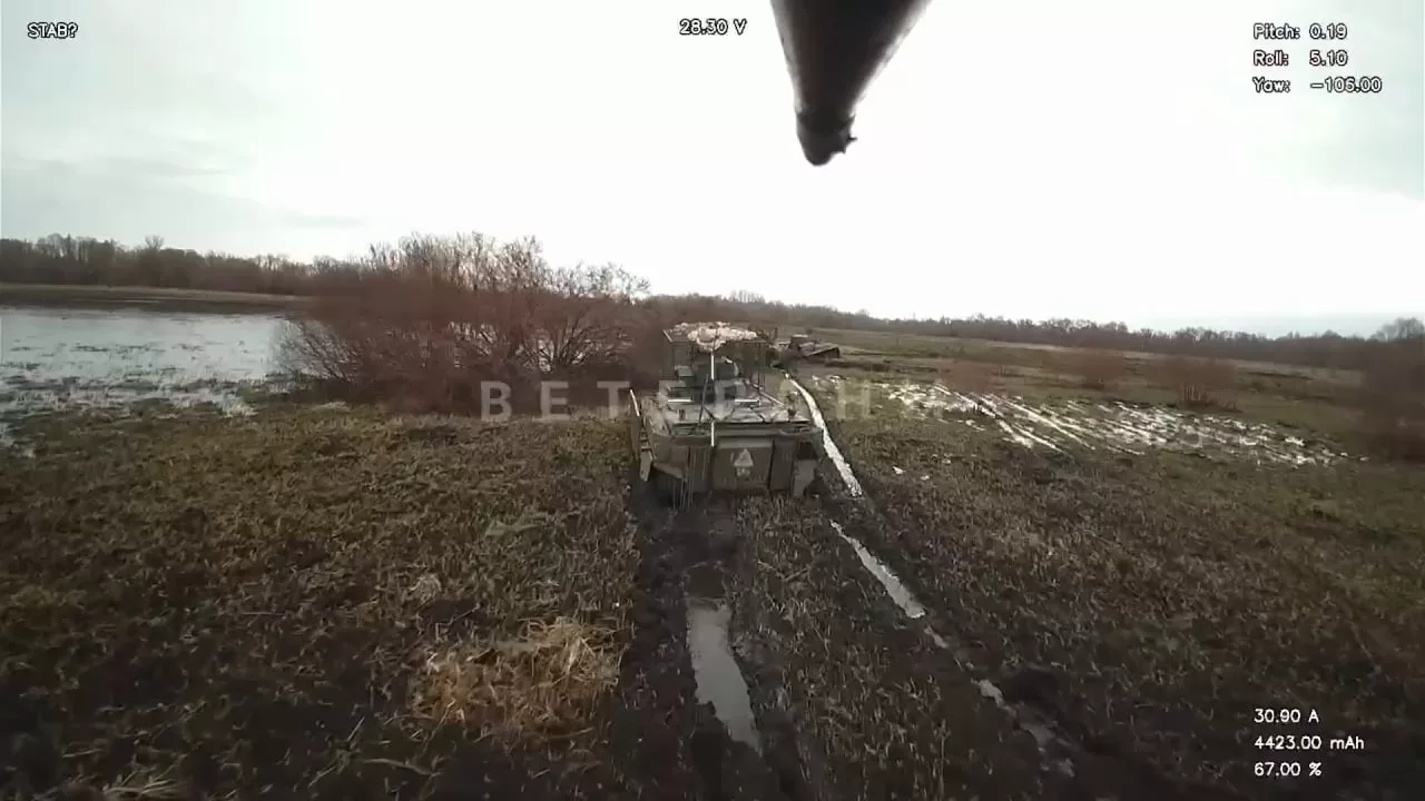 Добивание застрявших в грязи украинских БМП Marder 1A3 и пытавшейся их вытащить БРЭМ-1 ударами FPV-дронов на оптоволокне в приграничье Сумской и Курской областей