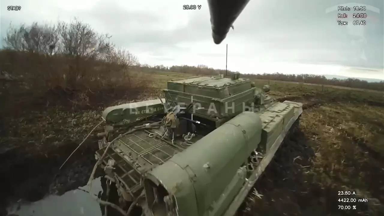Добивание застрявших в грязи украинских БМП Marder 1A3 и пытавшейся их вытащить БРЭМ-1 ударами FPV-дронов на оптоволокне в приграничье Сумской и Курской областей