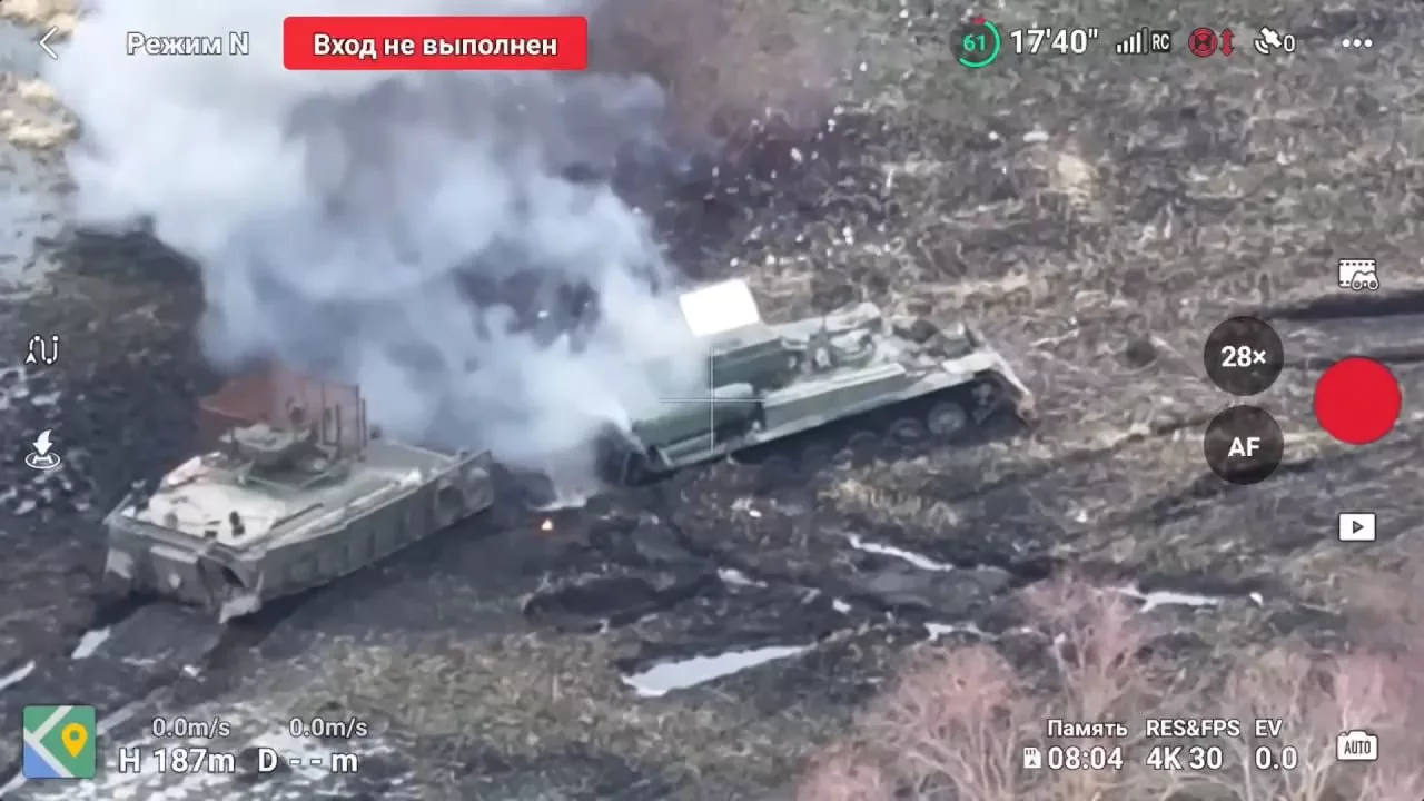 Добивание застрявших в грязи украинских БМП Marder 1A3 и пытавшейся их вытащить БРЭМ-1 ударами FPV-дронов на оптоволокне в приграничье Сумской и Курской областей