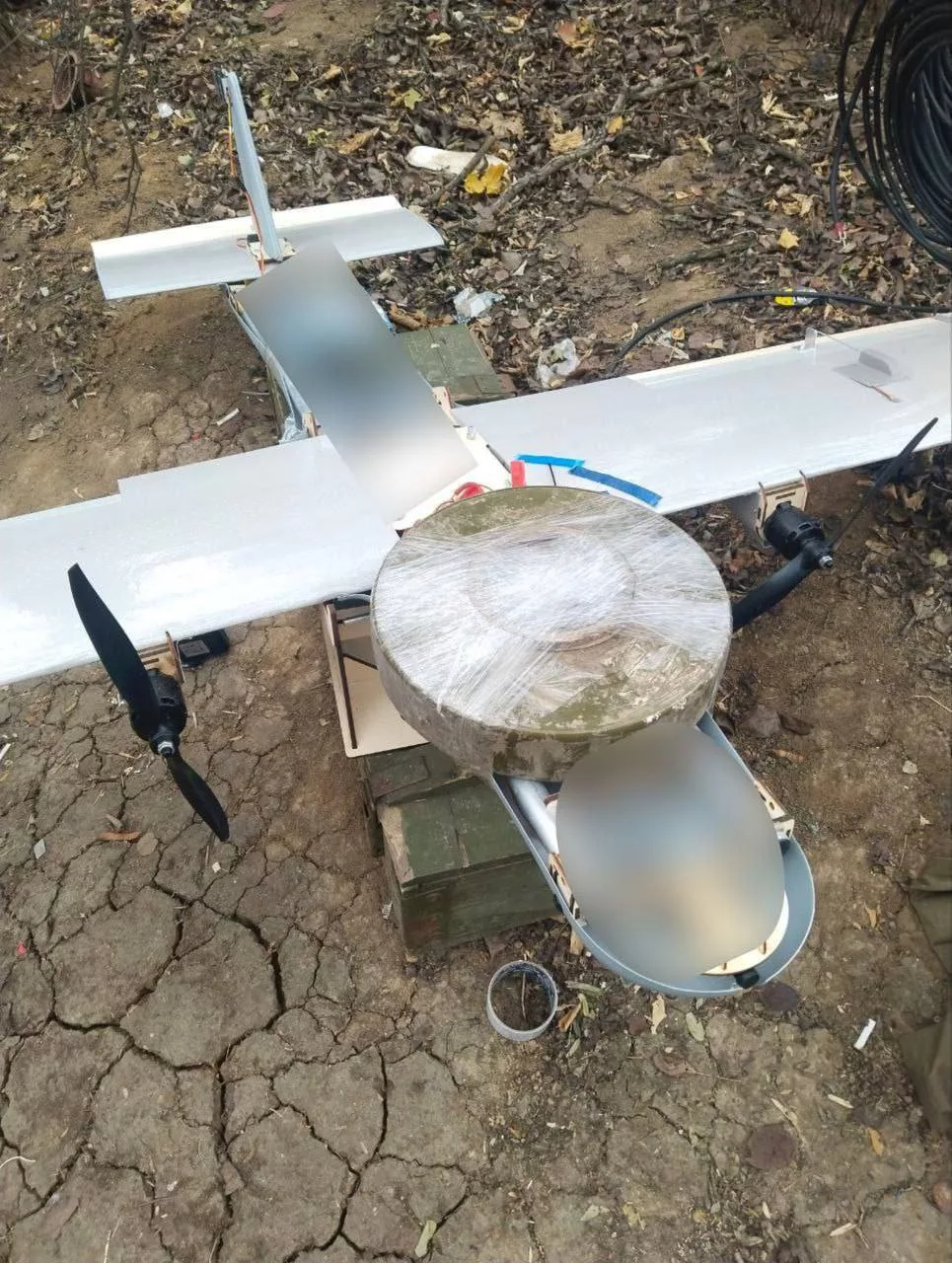 Две версии FPV-дрона самолетного типа "Молния-2" с 3 кг боевой частью КЗ-6 и 10 кг боевой частью ТМ-62