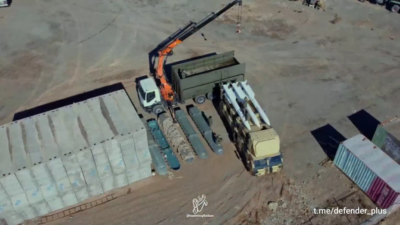 Иранские блогеры продолжают исследовать информацию о военной технике, которая была замечена в порту Бендер-Энзели на Каспии и, как утверждается, готовится к отправке в Россию