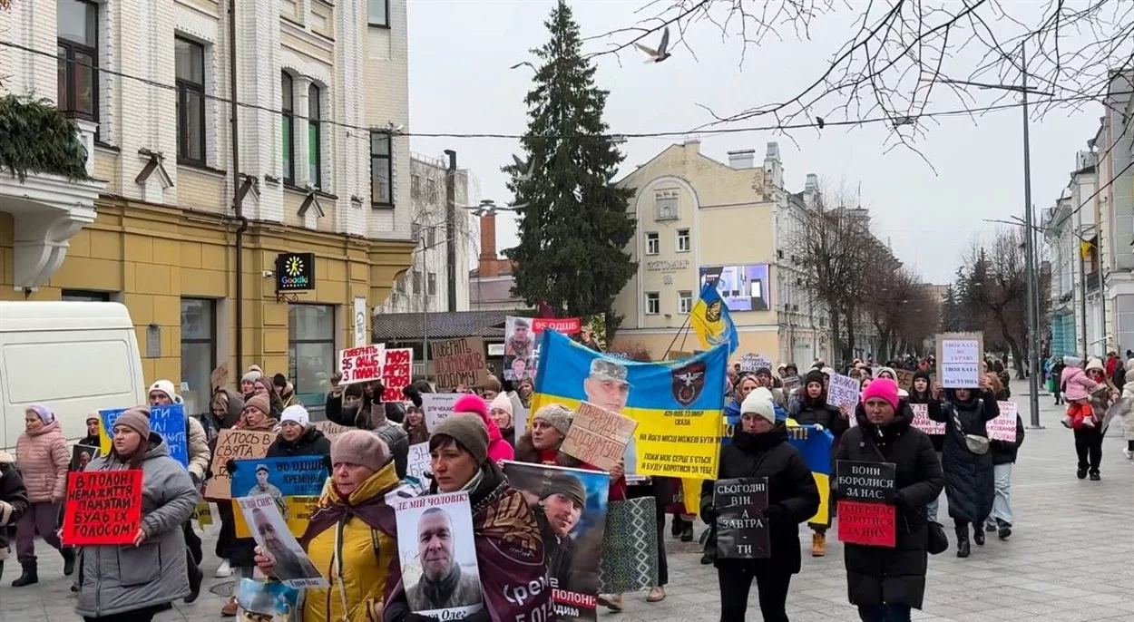 Улицы Житомира заполнили родственники "пропавших без вести" оккупантов из 95 одшбр