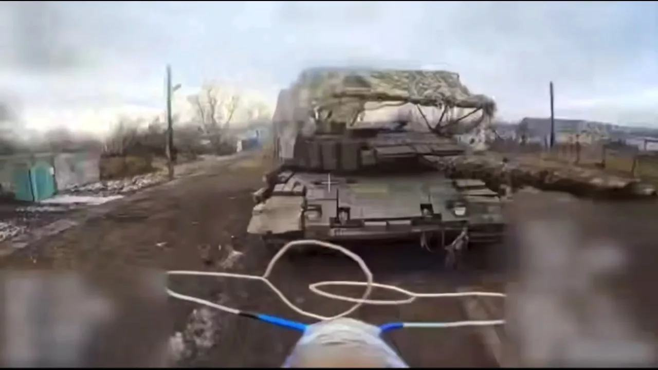 Поражение танка Leopard 1A5 с ДЗ "Контакт-1" и укрывшихся в огневой точке солдат ВСУ ударами FPV-дронов на оптоволокне