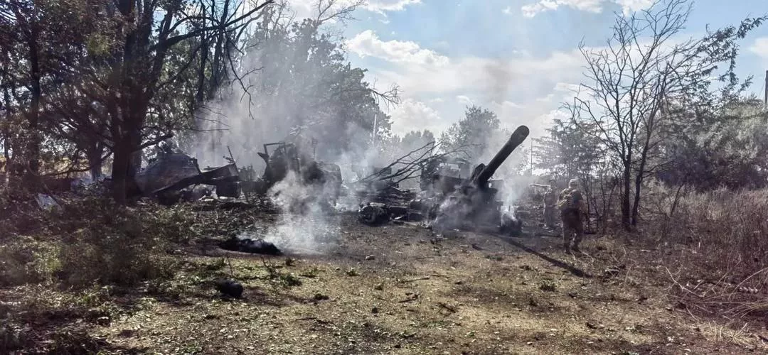 Уничтоженные в зоне проведения СВО в ходе контрбатарейной борьбы 152-мм гаубица 2А36 Гиацинт-Б и два грузовика КРАЗ 5233 украинских формирований. Лето 2024 года