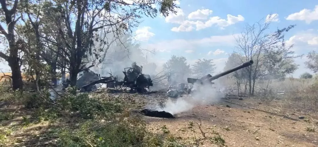Уничтоженные в зоне проведения СВО в ходе контрбатарейной борьбы 152-мм гаубица 2А36 Гиацинт-Б и два грузовика КРАЗ 5233 украинских формирований. Лето 2024 года