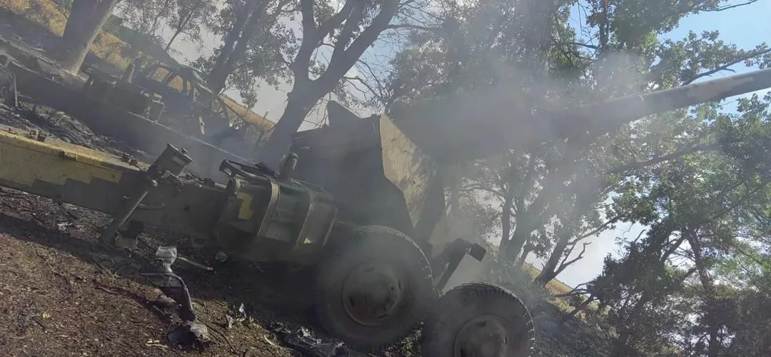 Уничтоженные в зоне проведения СВО в ходе контрбатарейной борьбы 152-мм гаубица 2А36 Гиацинт-Б и два грузовика КРАЗ 5233 украинских формирований. Лето 2024 года