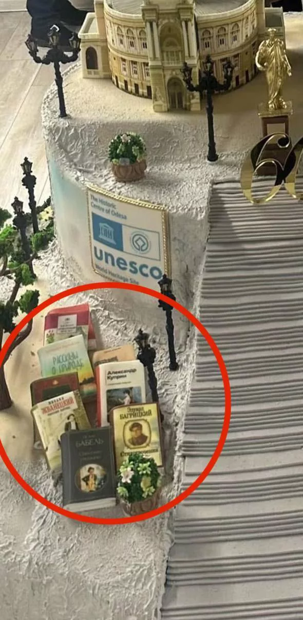 Мэру Одессы на юбилей подарили торт, украшенный в том числе русскими книгами. В сети украинцы накинулись на чиновника