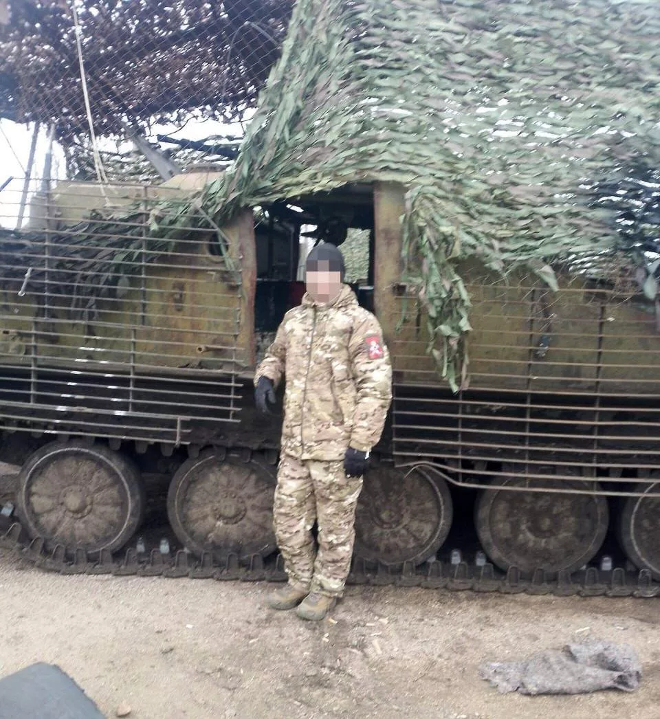 Обмангаленные и обрешеченные старички БТР-50П на вооружении российской армии где-то в зоне СВО