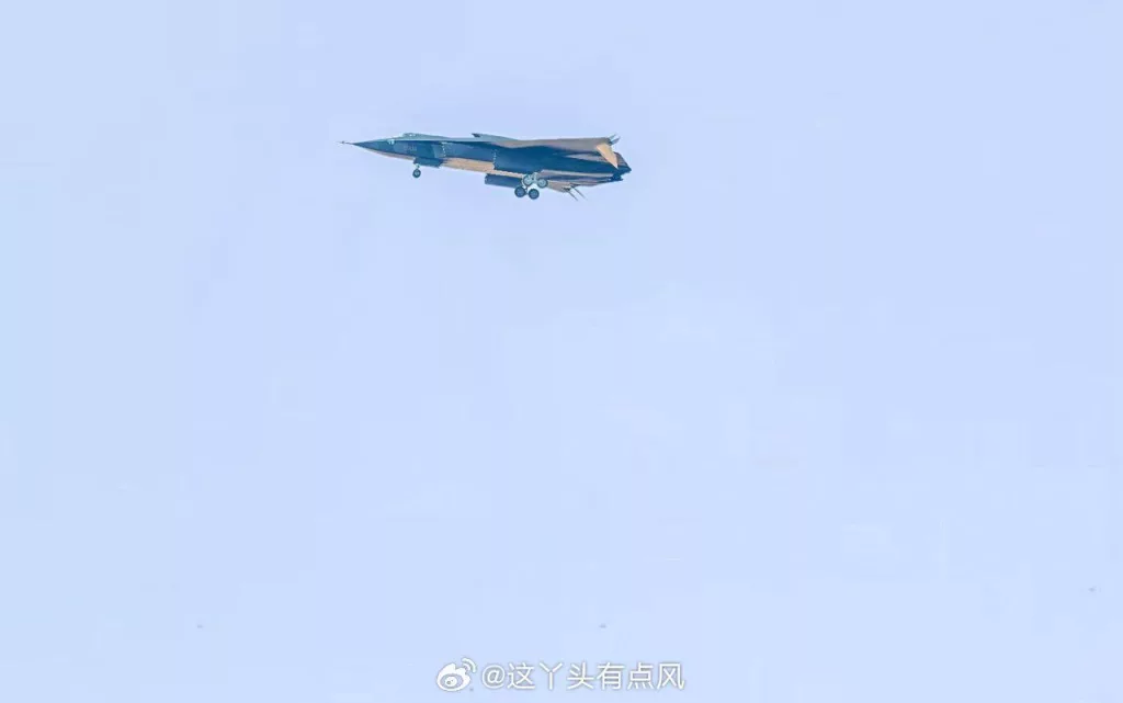 Новое фото J-36: Появилось новое, ранее не публиковавшееся, фото прототипа китайского перспективного боевого самолёта «шестого поколения», разработанного компанией Chengdu Aircraft Industry Group