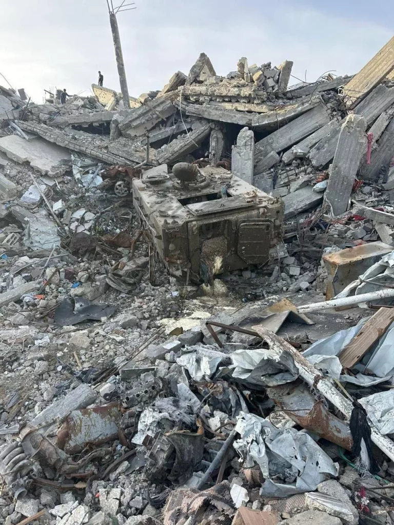 Палестинцы публикуют фотографии уничтоженной техники Израиля после возвращения в районы где проходили боевые действия