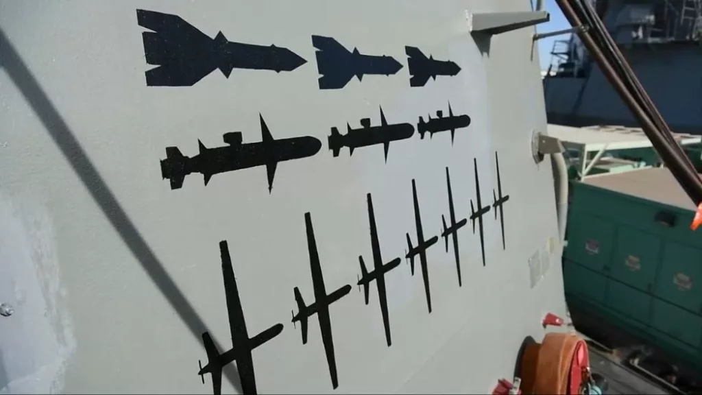 Отметки о сбитых воздушных целях на эсминце USS Spruance ВМС США