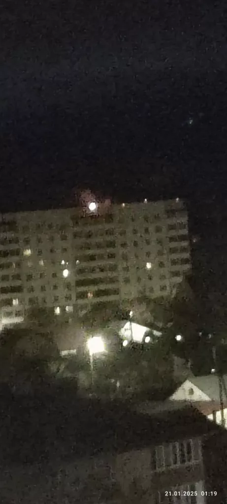 Беспилотник попал в жилой дом в Смоленске