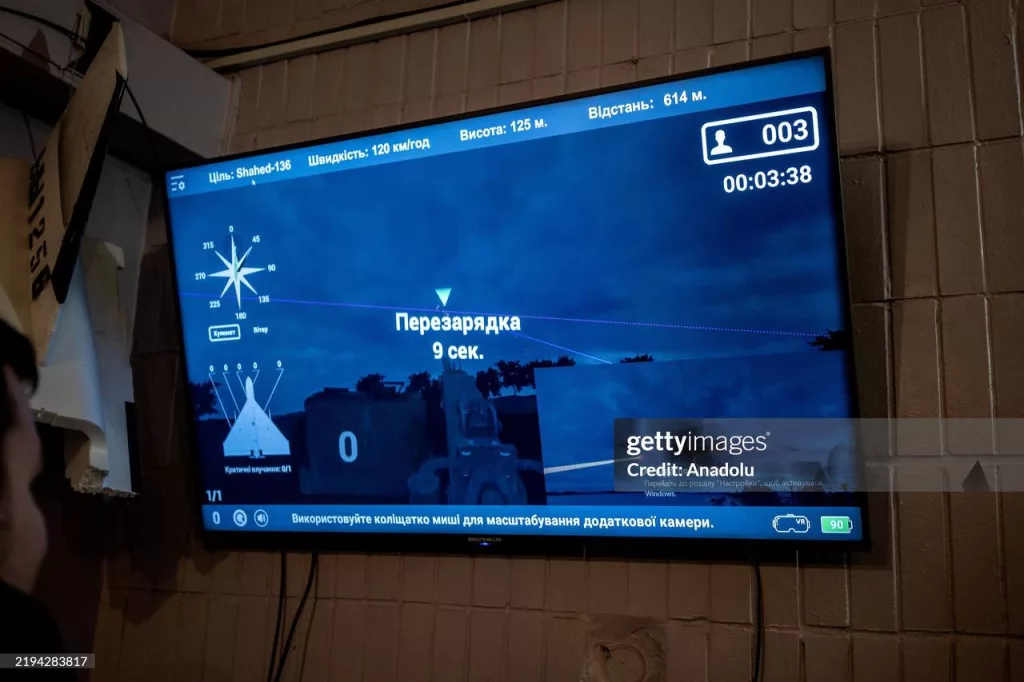 Организованный ВСУ виртуальный тренажёр для членов мобильных групп ПВО с использованием очков виртуальной реальности и макета 12,7-мм пулемёта M2 Browning, Сумская область