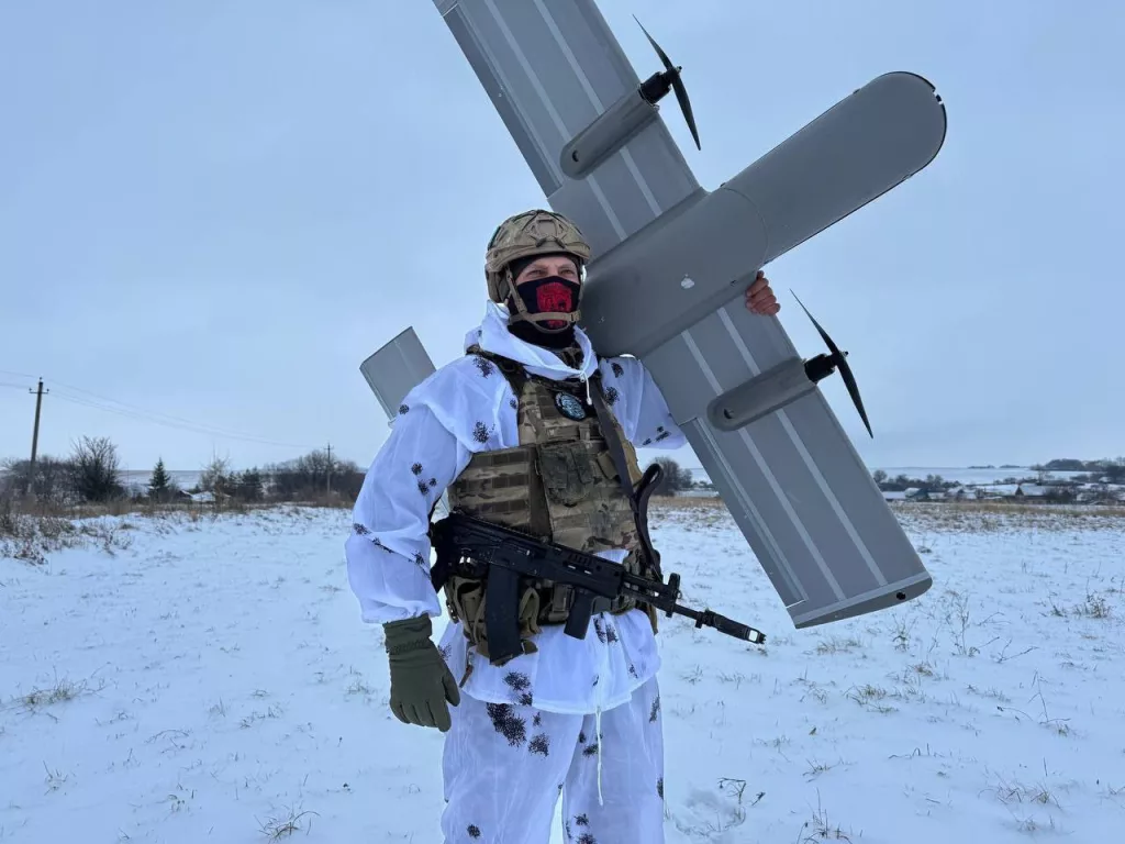 Боец с FPV-дроном самолетного типа «Молния-2»