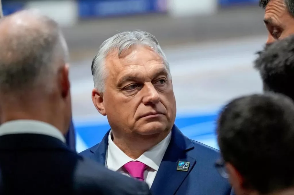 Срок действия санкций ЕС против РФ может истечь 31 января из-за Орбана, который блокирует их продление, сообщает Bloomberg