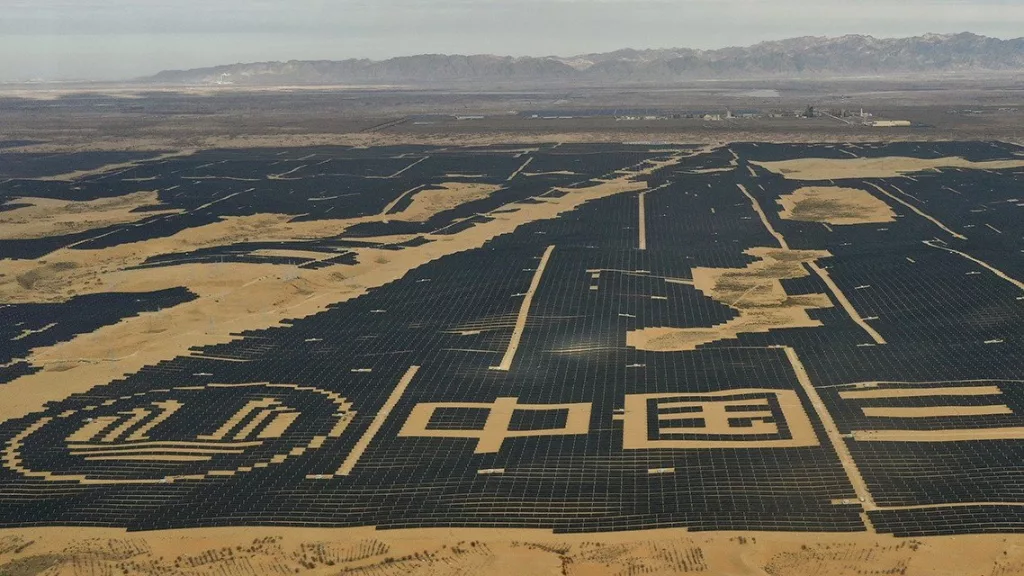 На северной окраине пустыни Кубуки в китайском округе Ордос возводят солнечную станцию, которая может стать самой крупной в мире