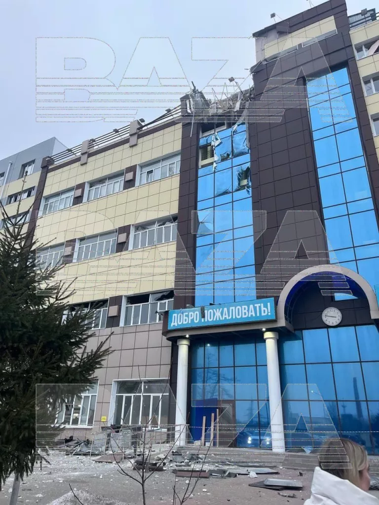 Беспилотник врезался в здание Института управления и бизнеса в Брянске. Всего, по данным «Базы», город атаковали как минимум 6 беспилотных аппаратов