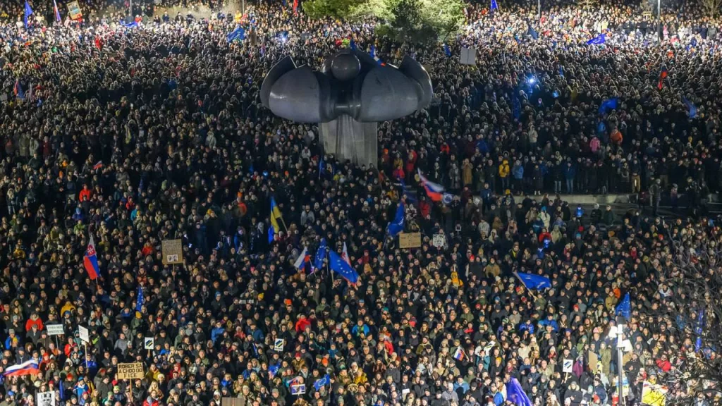 Майдан по-словацки — на антиправительственные протесты в 30 городах Словакии вышло 100 тысяч человек