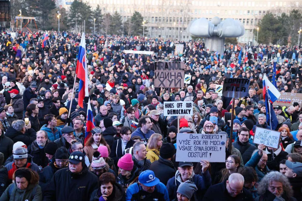 Майдан по-словацки — на антиправительственные протесты в 30 городах Словакии вышло 100 тысяч человек