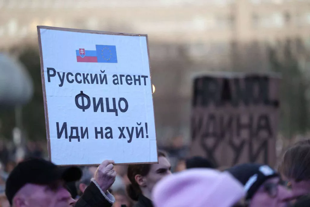 Майдан по-словацки — на антиправительственные протесты в 30 городах Словакии вышло 100 тысяч человек